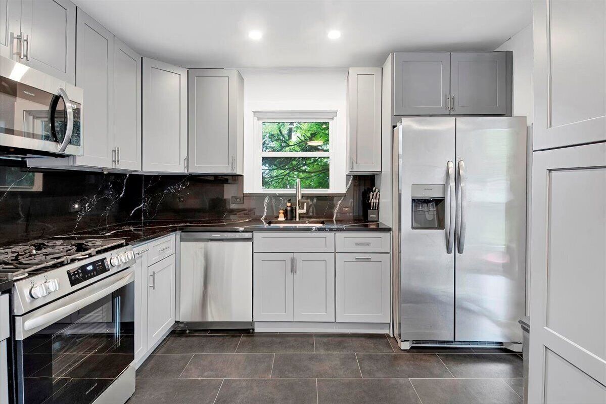 Luxury House, Garden View | Private kitchen | Full-size fridge, microwave, oven, stovetop