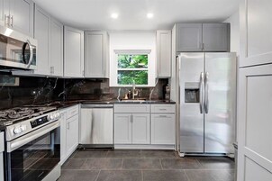 Refrigerador con freezer, microondas, horno, placa de cocina