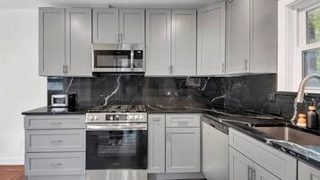 奢华独立别墅, 花园景观 | 私人厨房 | 大冰箱、微波炉、烤箱、炉灶