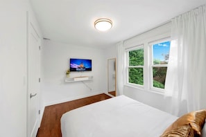 Luxury House, Garden View | Desk, laptop workspace, iron/ironing board, free WiFi