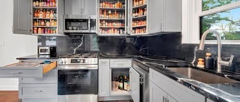 Luxe huis, uitzicht op tuin | Privékeuken | Een koelkast met diepvriezer, een microgolfoven, een oven, een kookplaat