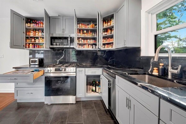 Casa de lujo, vistas al jardín | Cocina privada | Frigorífico grande, microondas, horno y placa de cocina