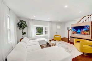 Luxury House, Garden View | Living area