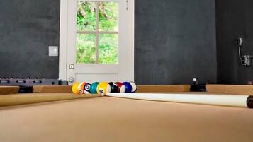 Casa Luxury, vista giardino | Una scrivania, postazione laptop, ferro/asse da stiro, Wi-Fi gratuito