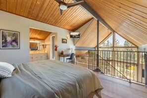 3 habitaciones, escritorio y tabla de planchar con plancha 