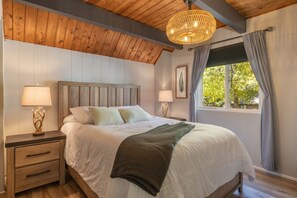 3 chambres, bureau, fer et planche à repasser, lit parapluie