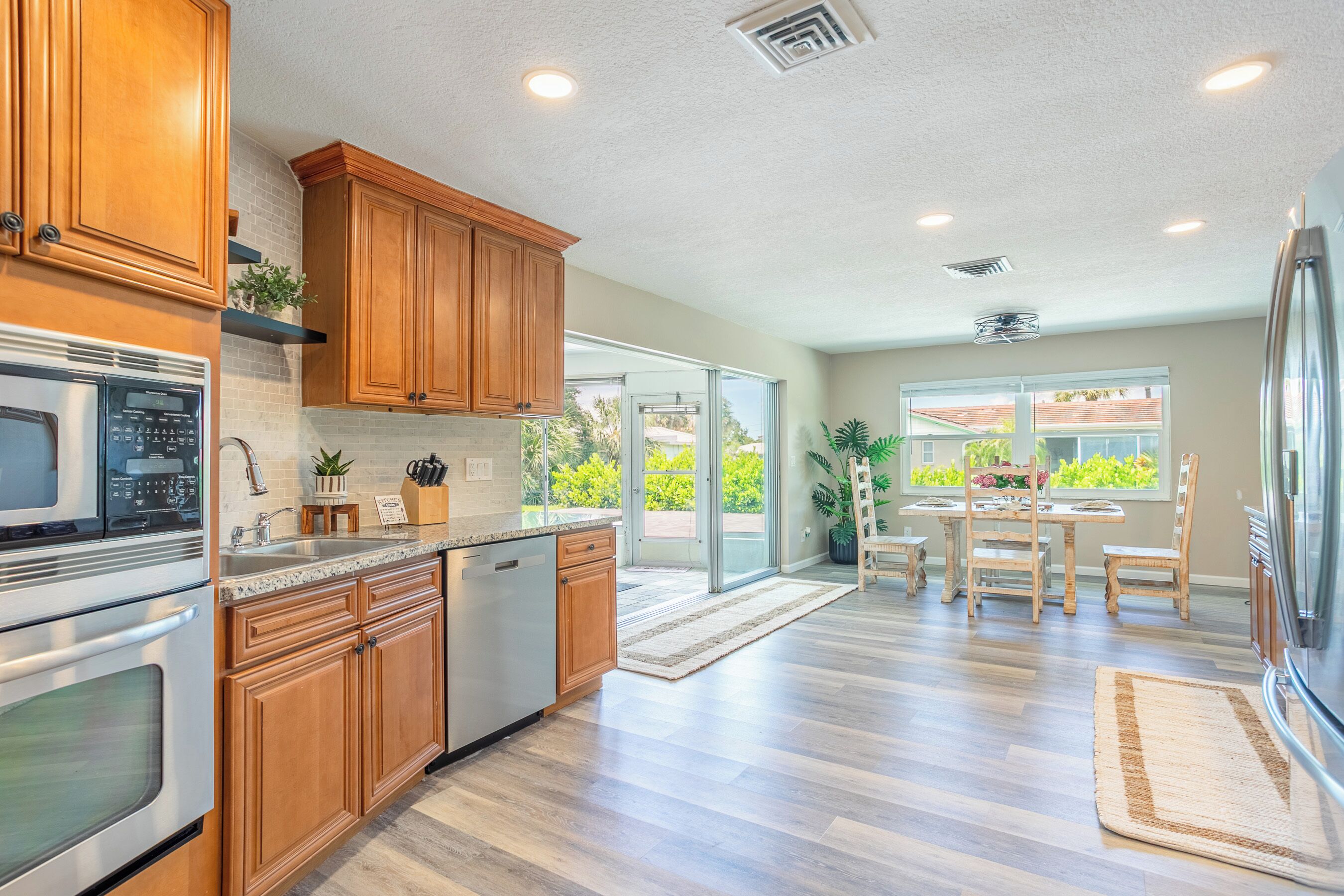 Een magnetron, een oven, een kookplaat, een vaatwasser