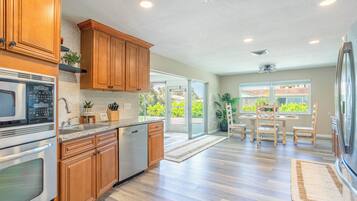 Een magnetron, een oven, een kookplaat, een vaatwasser