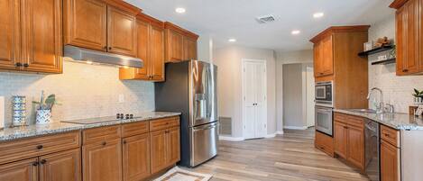 Four Ă micro-ondes, un four, surface de cuisson, lave-vaisselle