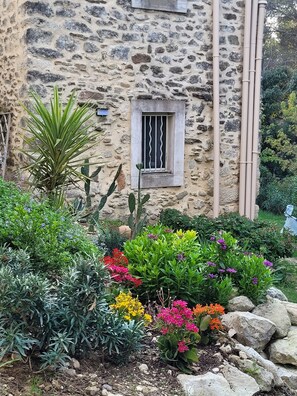 Property grounds - Self-contained studio located in Mas Saint-Raphaël (Solérieux)