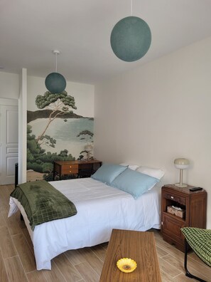 1 quarto, cofres nos quartos, escrivaninha, berço de viagem