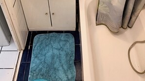 Un baño con dos lavamanos, un inodoro y una bañera.