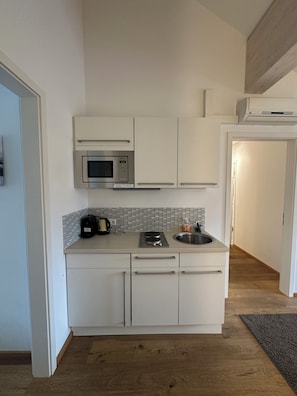 Jääkaappi, liesi, keittoastiat/astiat/ruokailuvälineet