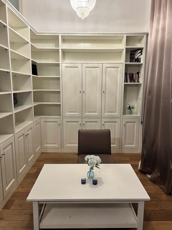 Bàn, khu vực làm việc phù hợp cho laptop, bàn ủi/dụng cụ ủi quần áo 