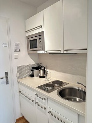 Phòng đôi Exclusive | Bếp riêng | Tủ lạnh, bếp nấu, dụng cụ nấu nướng/bát dĩa/dao nĩa 