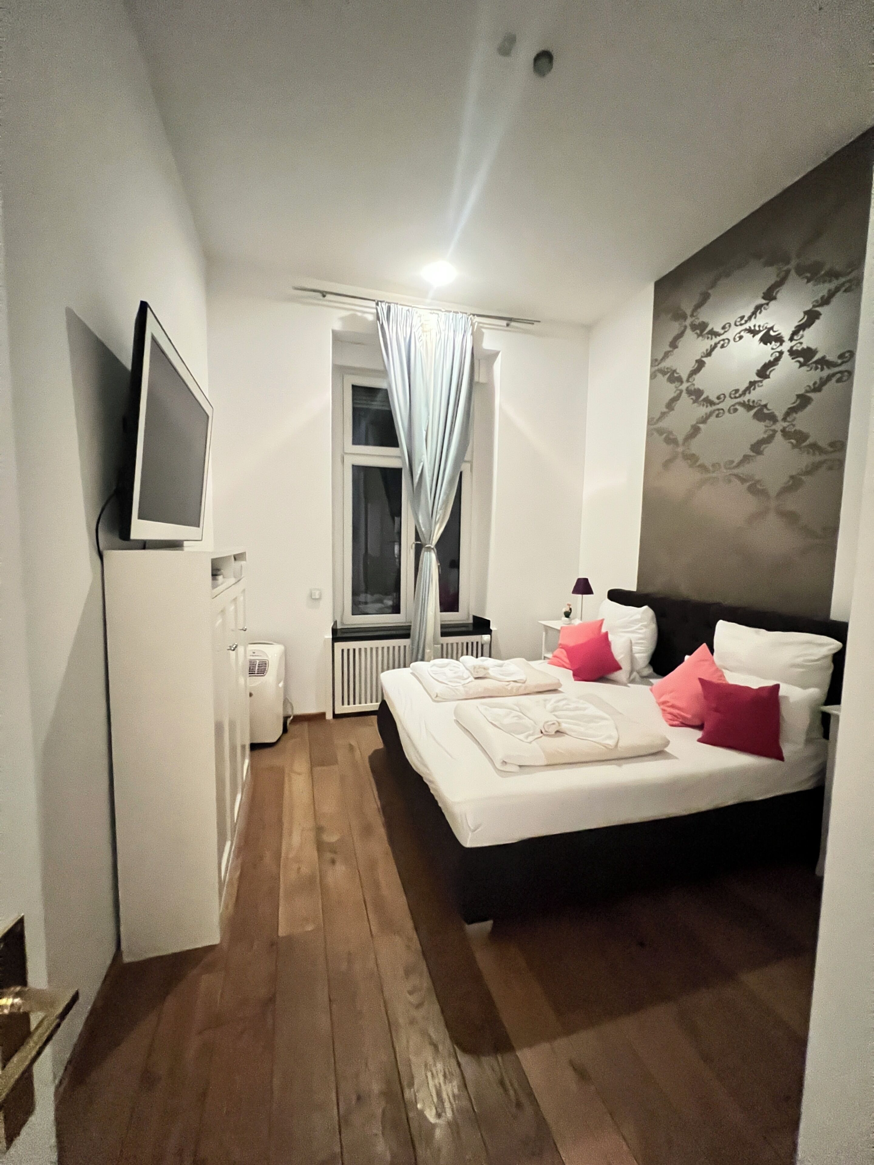 Sviitti | Työpöytä, kannettavalle tietokoneelle sopiva työtila