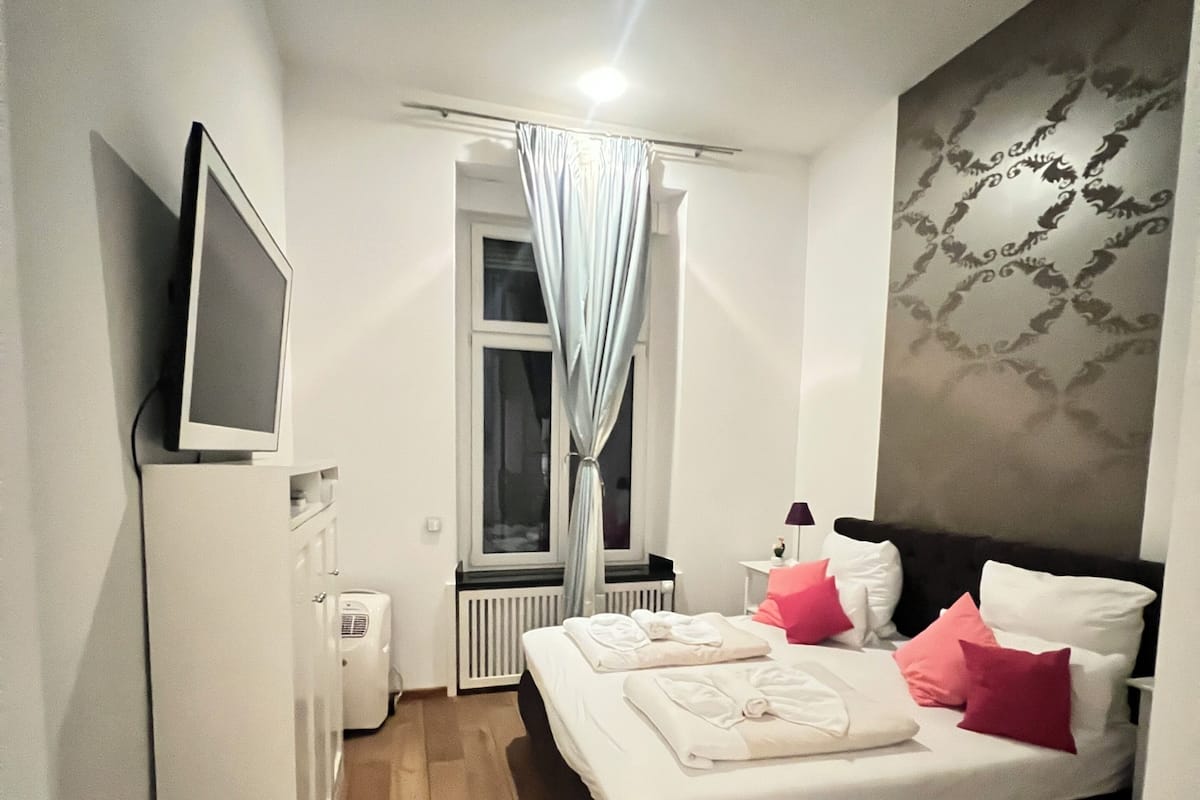 Suite | Desk, laptop workspace, iron/ironing board (on request), free WiFi