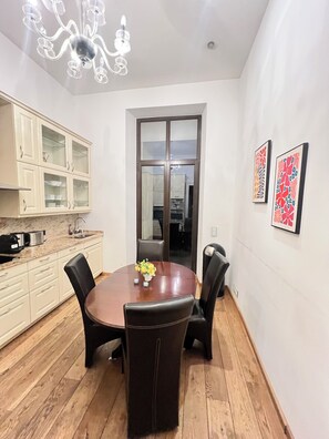 Suite | Cocina privada | Refrigerador, parrilla de estufa y utensilios de cocina 