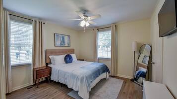 2 bedrooms, desk, free WiFi, bed sheets