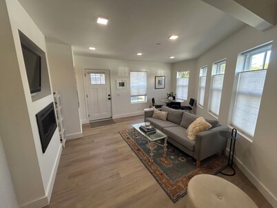 Beautiful 2-bedroom Bungalow - Walking Distance to Shops & Restaurants