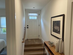 2 bedrooms, iron/ironing board, WiFi, bed sheets - Beautiful 2-bedroom Bungalow - Walking Distance to Shops & Restaurants (Corte Madera)