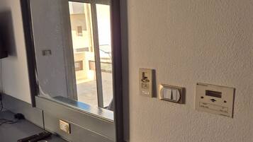 Room, 1 Bedroom, Accessible, Smoking | Library