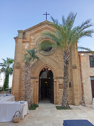 Country house set in a peaceful valley 20 minutes from the city of Agrigento.