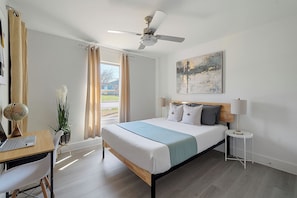 3 soverom, skrivebord, strykejern/-brett og reiseseng for barn