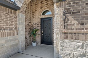 Exterior detail - Relax, Work, Play! Charming 3-bedroom house in amazing Dallas with Game Room (Dallas)