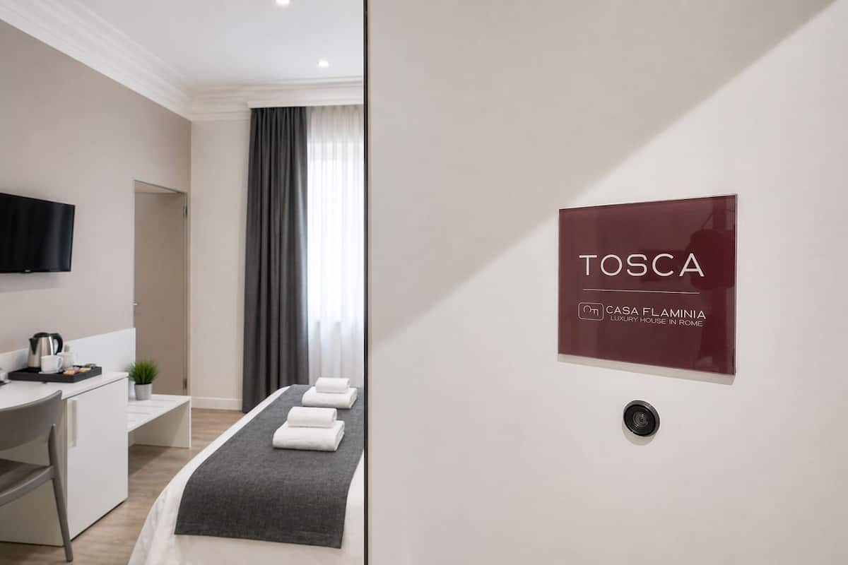 Schreibtisch, laptopgeeigneter Arbeitsplatz, schallisolierte Zimmer