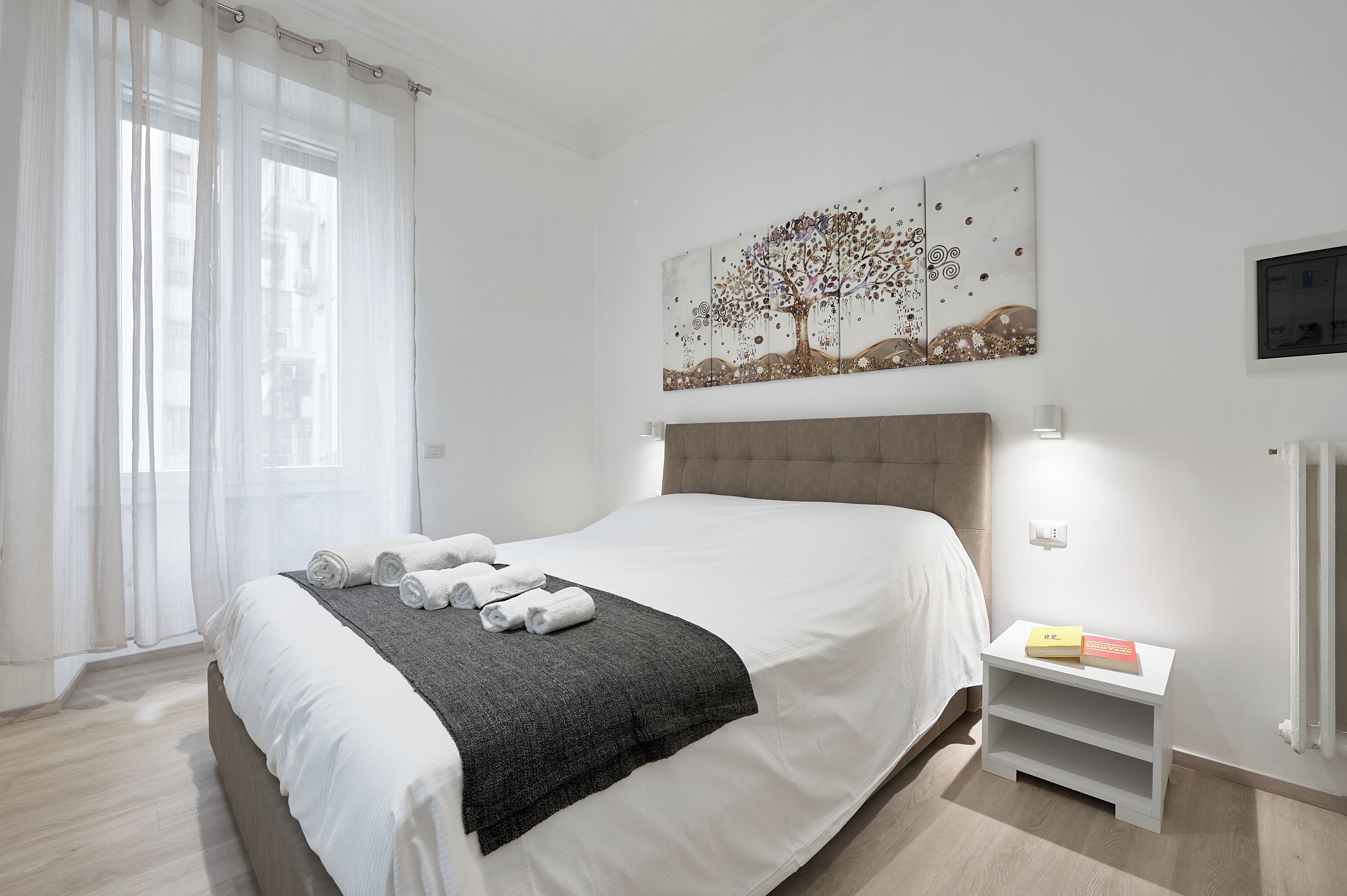 Schreibtisch, laptopgeeigneter Arbeitsplatz, schallisolierte Zimmer