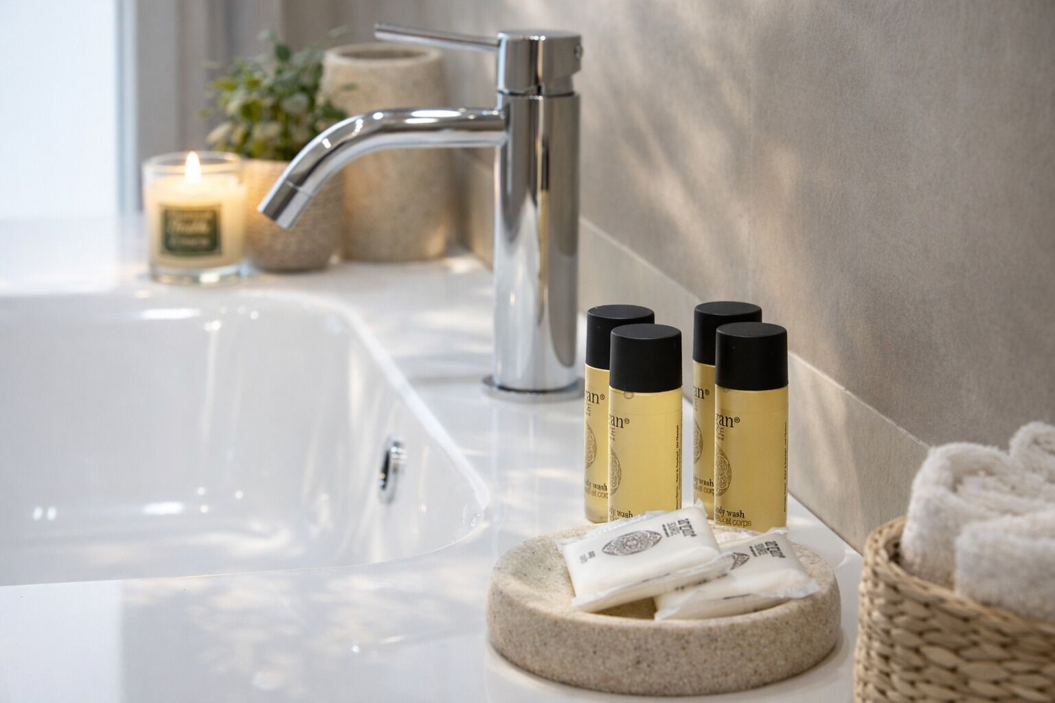 Ducha, artículos de tocador gratuitos, secador de pelo, bidet