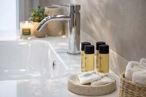 Shower, free toiletries, hair dryer, bidet - Casa Flaminia (Rome)