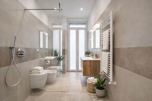 تجهيزات دش، مستلزمات مجانية للعناية الشخصية، مجففات شعر، مراحيض شطف