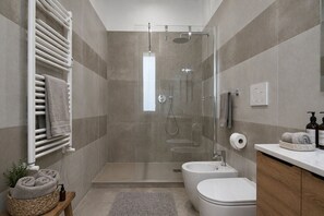 Shower, free toiletries, hair dryer, bidet - Casa Flaminia (Rome)
