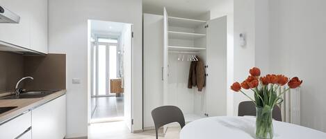 Familienapartment | Wohnbereich | 40-Zoll-Smart-TV mit Digitalempfang, Netflix, Streaming-Dienste