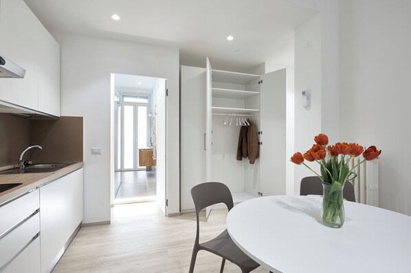 Appartement Familial | Coin séjour | TV connectée de 40 pouces avec chaînes numériques, Netflix