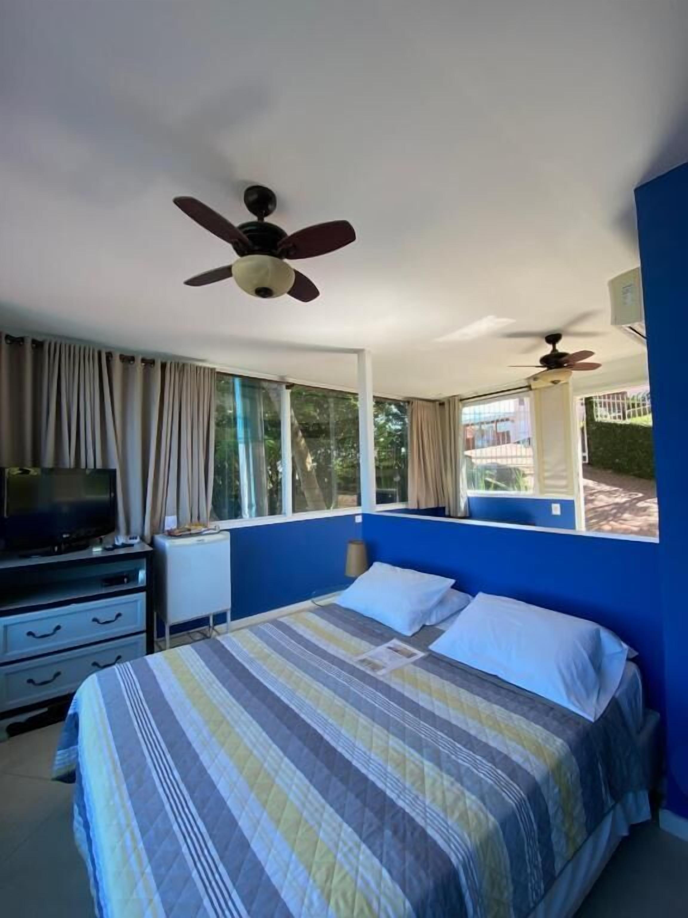 Dobbelt- eller tomannsrom – standard, balkong, sjøutsikt | Safe på rommet, blendingsgardiner, lydisolert og strykejern/-brett