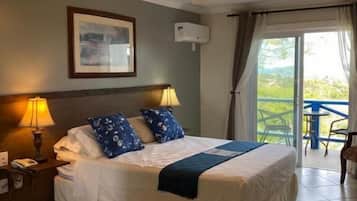 Deluxe-Doppelzimmer, Balkon, Meerblick | Zimmersafe, Verdunkelungsvorhänge, schallisolierte Zimmer