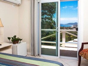Kahden hengen deluxe-huone, parveke, merinäköala | Tallelokero huoneessa, pimennysverhot, äänieristys, silitysrauta/-lauta
