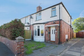 Exterior - Stylish 3BR House | Perfect for Contrators & Extended Stays (Sheffield)
