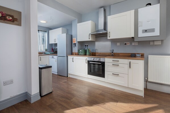 Private kitchen - Stylish 3BR House | Perfect for Contrators & Extended Stays (Sheffield)
