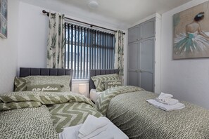 3 bedrooms, iron/ironing board, WiFi, bed sheets - Stylish 3BR House | Perfect for Contrators & Extended Stays (Sheffield)