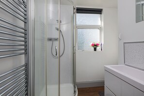 Shower, towels, toilet paper - Stylish 3BR House | Perfect for Contrators & Extended Stays (Sheffield)