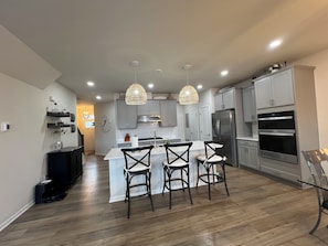 電子レンジ、オーブン、コンロ、食器洗い機