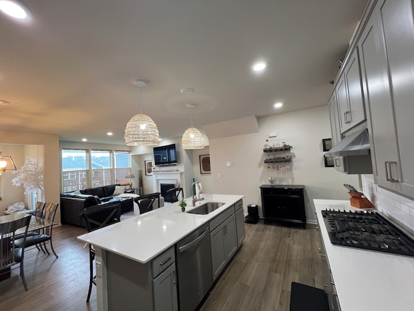 電子レンジ、オーブン、コンロ、食器洗い機