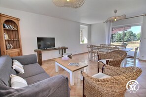 TV, books - Les Roses Trémières - NIVILLAC (NIVILLAC)