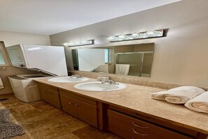 Towels, soap, toilet paper - Spacious 4BR Retreat Near Idaho Falls Airport (Idaho Falls)