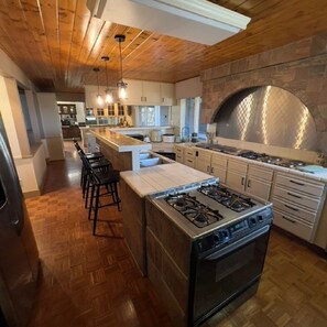 Micro-ondes, four, plaque de cuisson, lave-vaisselle