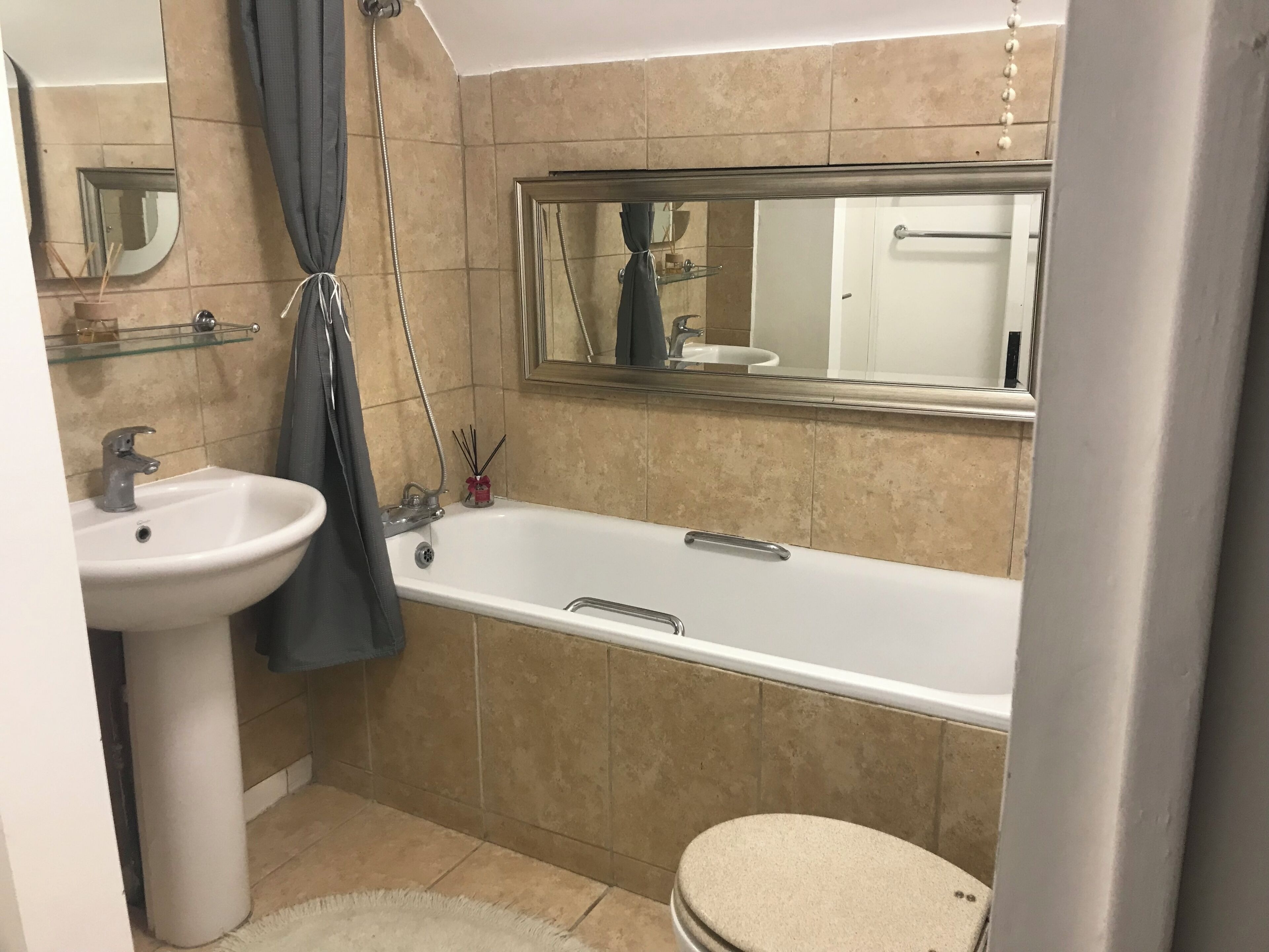 Sèche-cheveux, serviettes fournies, papier toilette